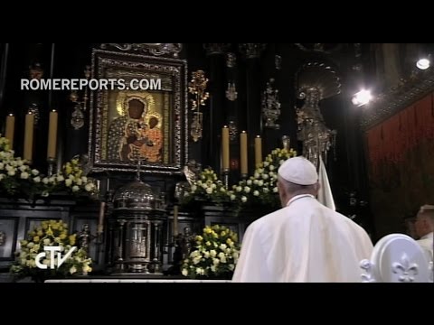 El Papa Francisco reza ante la Virgen Negra de Czestochowa