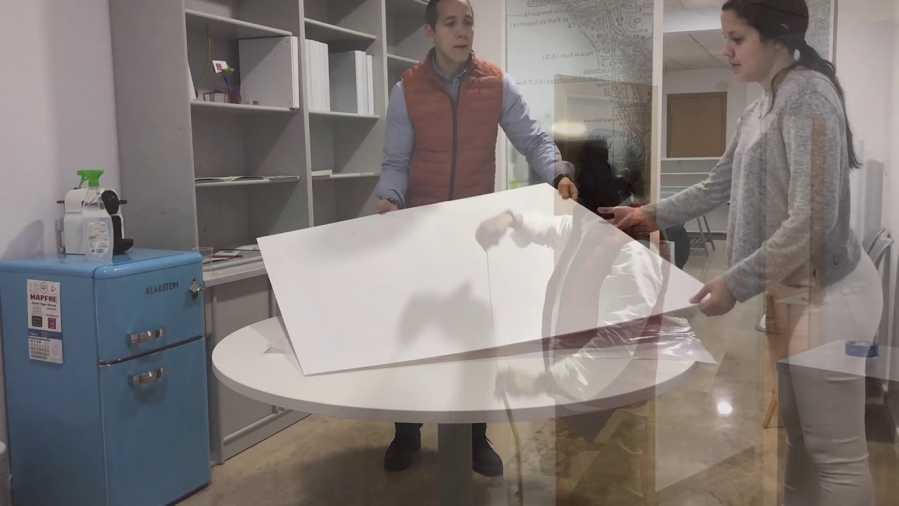 Instalación de vinilo en acrilico