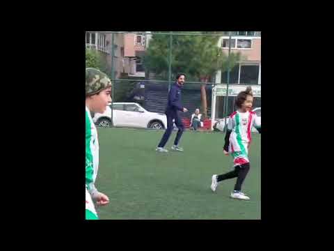 Bostanlıspor’da minik futbolcular babalarına karşı mücadele etti...