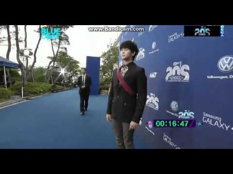 120628 Mnet's 20s Choice- Kim Soo Hyun walking Blue Carpet.