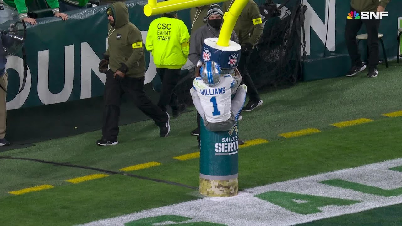 JAMO TD! WR scores on 40-yard catch and run