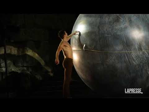 Roberto Bolle, le immagini della sua nuova commovente esibizione 'Sphere'