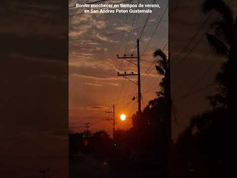 bonito anochecer en tiempos de verano, en San Andres Peten Guatemala