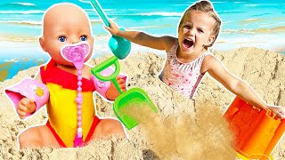 Download lagu Baby doll Lina stuck in sand! Maya saves Lina | Outdoor games with sand, toys & dolls. mp3