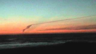 preview picture of video 'Extraña nube. Al parecer ovni emergió del mar en el Tabo, Litoral Central, Chile. 1 Octubre 2011.'