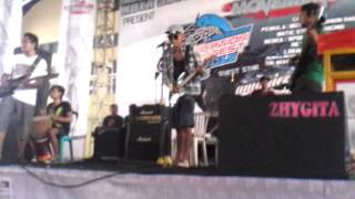 Download lagu Banana King man - Saat Ku Luka  . . . Live konser GOR Lamongan mp3