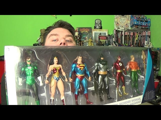 Video Pronunciation of action figure in English