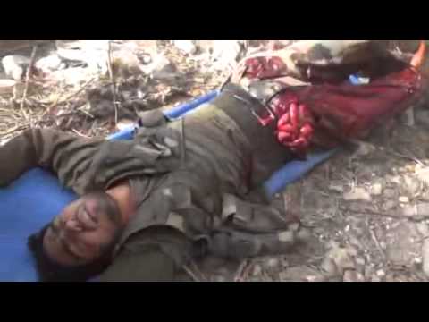 إسعاف أحد جرحى عناصر كتيبة الشهيد بلال سويد في حي السلطانية في حمص