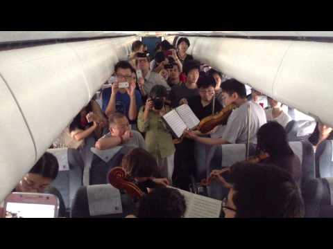 תזמורת מנגנת על מטוס