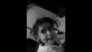 Nena bailando She's So Cold de los Rolling Stones