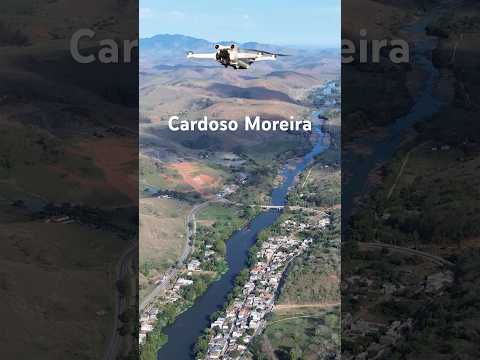 Uma visão panorâmica de Cardoso Moreira, RJ, Rio Muriaé e montanhas da região.