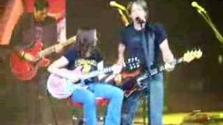 leslie plays guitar with keith urban!