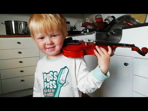 Kolbjørn spiller fiolin