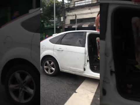 Travesti ateia fogo em veículo