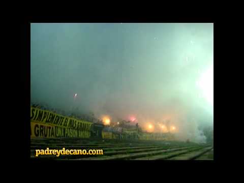 "Recibimiento Hinchada de Peñarol vs. U. de Chile - Copa Libertadores 2012 - Desde el Talud" Barra: Barra Amsterdam &bull; Club: Peñarol