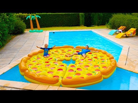 PIZZA GÉANTE DANS LA PISCINE ! - Children play with a giant inflatable pizza in swimming pool