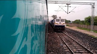 preview picture of video 'Scenic Single Line Crossing : Bdts-Pnbe HUMSAFAR Express Vs KASHI Express'