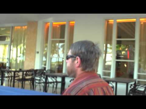 Josef Scholz Bullar (Joe Mc Slowly) flaniert durch den Oceandrive in Miami Beach