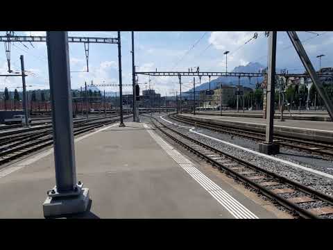 Archiv Video 28 /Triebzug der Zentralbahn zb/Ausfahrt Bahnhof Luzern LU und Flirt der SBB