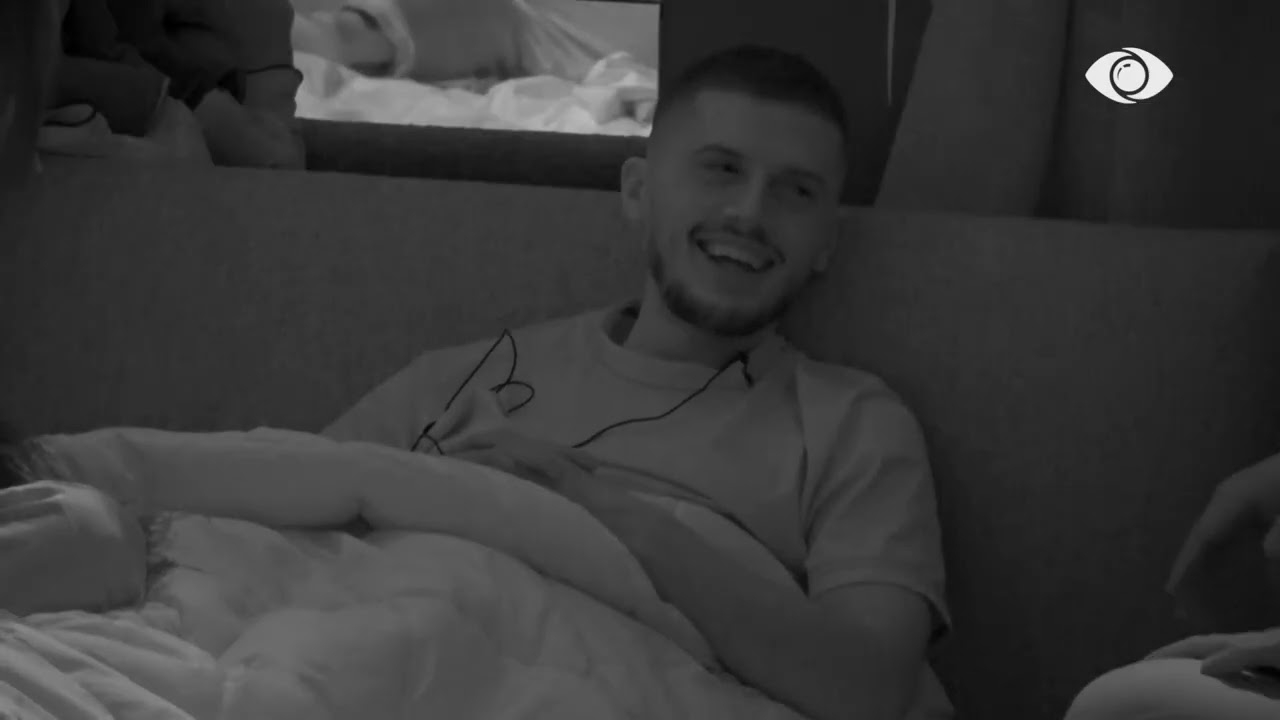 “Shumë hezituese, je duke më habitur”/ Juli ngacmon Sarën, ndërhyn Bardhi: Jemi në pikiatë…