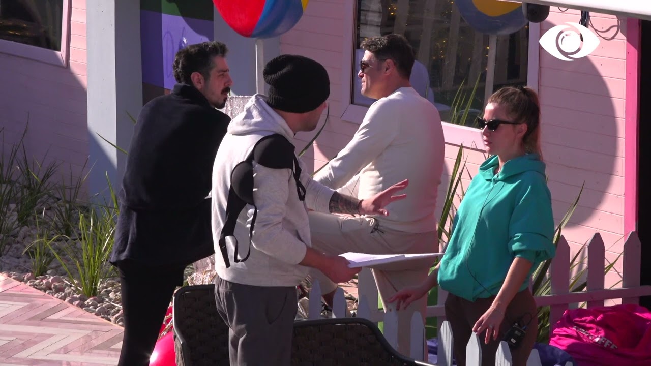 Spektakli i Vitit të Ri, Luizi i lexon zarfin banorëve në rulot