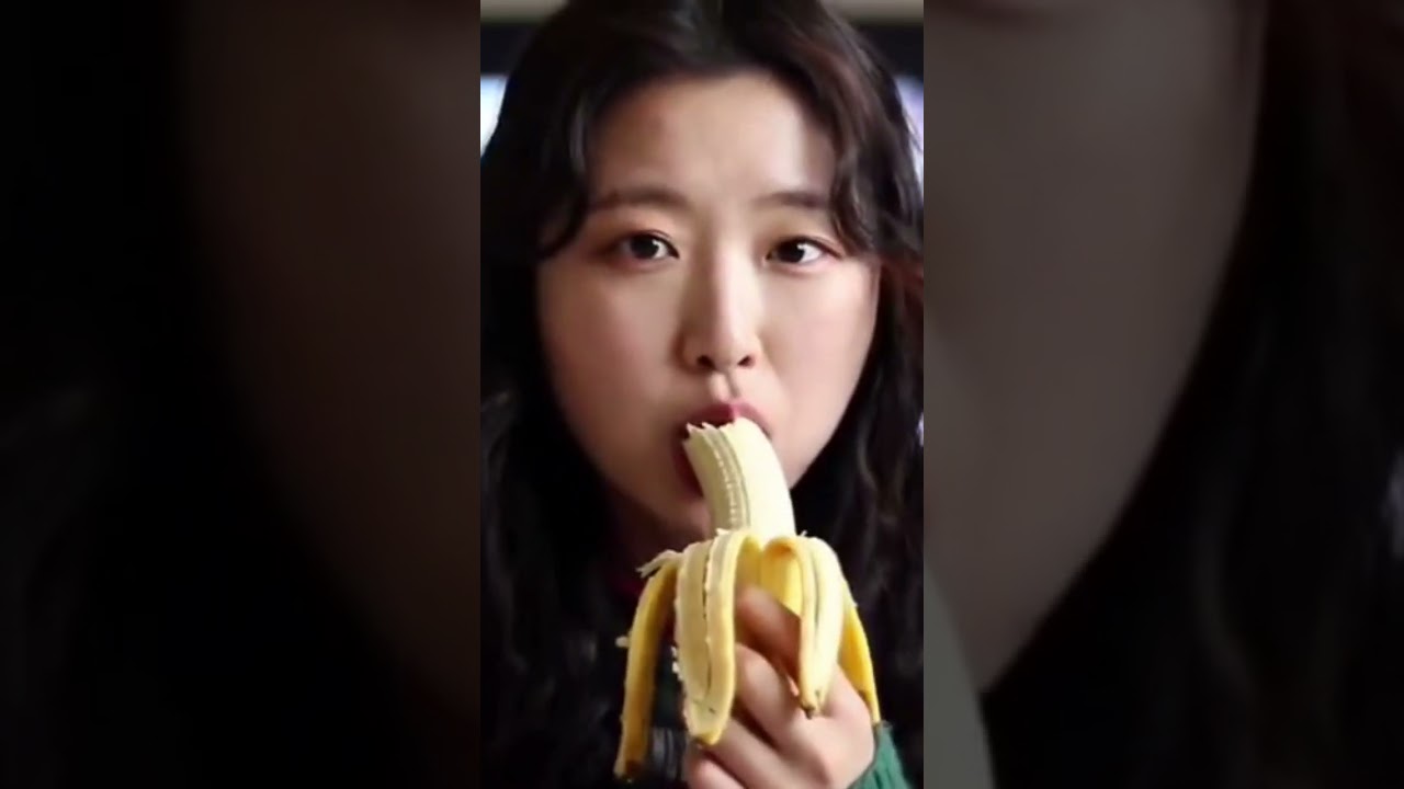 A girl eating banana #eatingsounds #mukbang