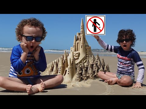 REGRAS DE CONDUTA PARA CRIANÇAS NA PRAIA   Cadu and Caio Learn Rules of Conduct for Kids on the Beac
