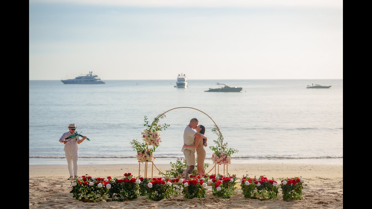 Beste vioolverrassingshuwelijksaanzoek direct op het strand in Phuket, Thailand