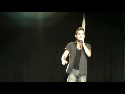 Joni Cortes Actuacion en el Teatro del pozo del tio raimundo (Tu calorro) (15-09-2012).MPG