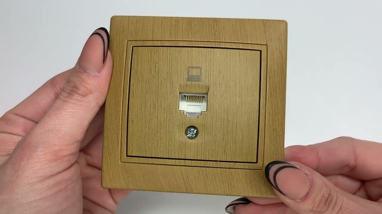 Розетка MIRA комп'ютерна дуб класичний 701-5151-139