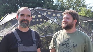 Ausgefallener Selbstversorgergarten - Holzbackofen - Geodome - Riesengewächshaus