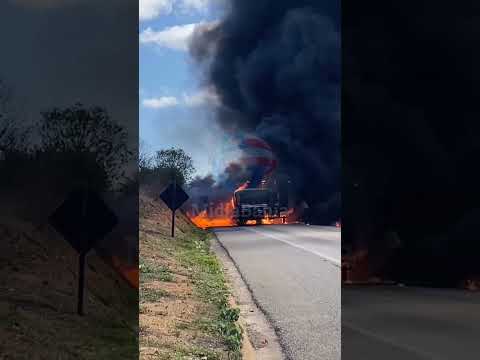 Carretas batem na BR-116, entre Boa Nova e Poções, motoristas saem ilesos