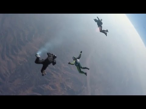 Daredevil skydives with no parachute