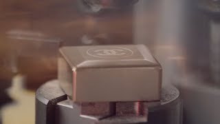 Видео дня: как создается флакон аромата Chanel Gabrielle