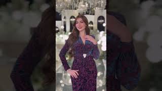 فستان بنفسجي داكن بنقشة مخملية وزينة قلب