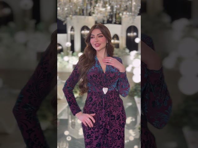 فستان بنفسجي داكن بنقشة مخملية وزينة قلب