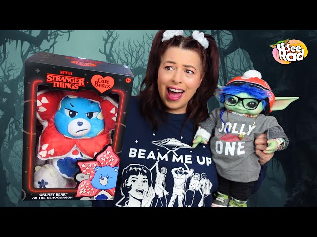 Vídeo relacionado con Basic Fun Care Bears x Stranger Things Set de 2 Peluches – Cheer Bear como Eleven & Grumpy Bear como Demogorgon – Edición Limitada – Regalo para Fans