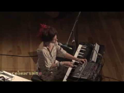 Imogen Heap "Hide and Seek" Live On Indie 103