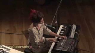 Imogen Heap &quot;Hide and Seek&quot; Live On Indie 103