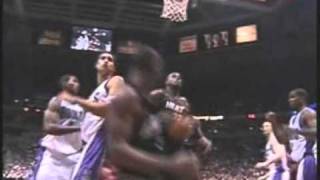 Dwyane Wade sets up Shaquille O'Neal with a great pass