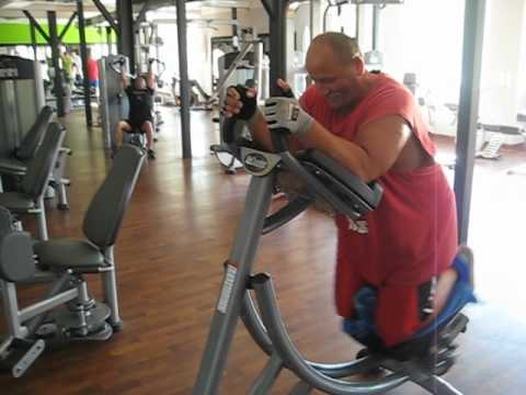 Jak przesłać z powrotem mięśni przepuklinę Program fitness dla kobiet w siłowni, aby unieść mięśnie