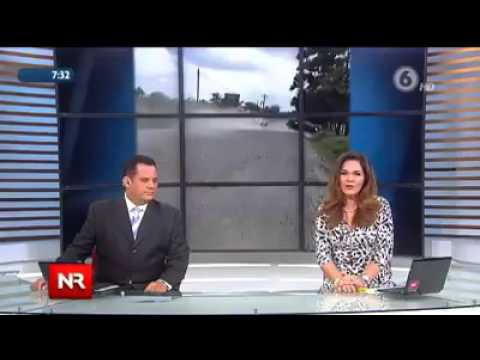 Señora se fue arrastrada en el capó de un carro