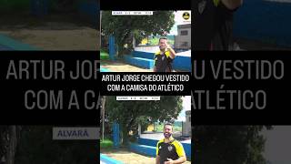 ARTUR JORGE CHEGOU VESTIDO COM A CAMISA DO ATLÉTICO