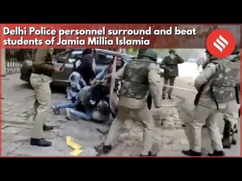 Delhi police personnel surround and beat students of Jamia Millia Islamia
