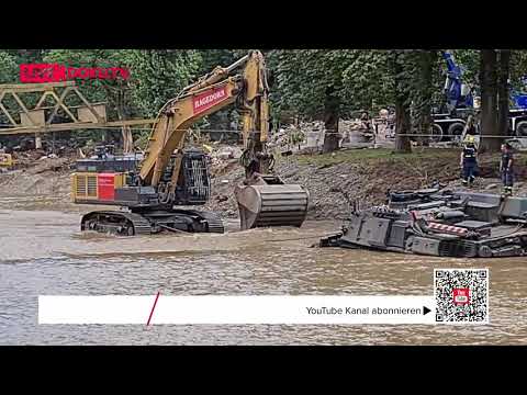 Bergung eines Pionierpanzers "Dachs" durch Hitachi-Kettenbagger