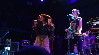 CSS [Cansei de Ser Sexy] - Hits Me Like a Rock (clip) (live)