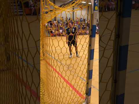 Der tut weh! 😅 #rnl #handball #trickshot