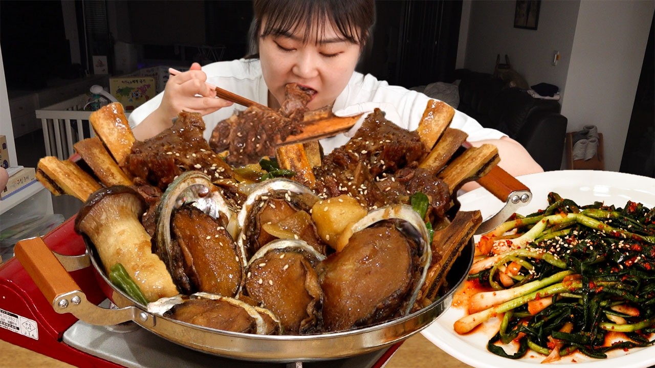 왕크니까 왕맛있는 뼈가 쏙 빠지는 전복 우대갈비찜🥩잘 익은 파김치 얹어서 집밥 먹방😋