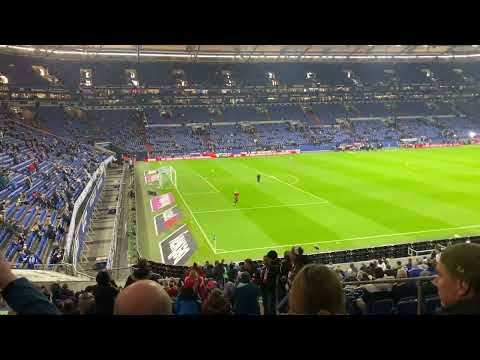 Der VfB Torwart kommt zum Aufwärmen 25.Februar 2023 Schalke - VfB Stuttgart Veltins Arena Gelsenk.