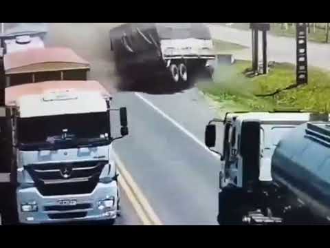 Firmat, Santa Fe, Argentina: Two truck causes a brutal collision on 25 De Mayo street.